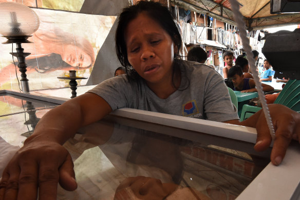 Seven-month pregnant Ruth-Jane Sombrio mourns her husband Rogie in Manila in 2016. The drug addict was killed by police in his home. 