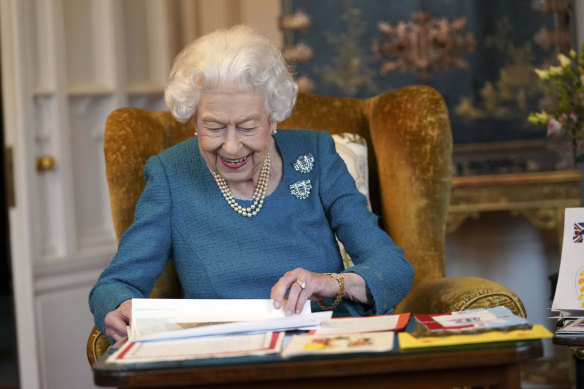 To commemorate the day, which also marks the death of George VI, the Queen wore two brooches given to her by her beloved “papa”. 