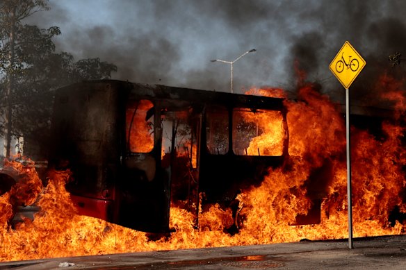 Os capangas do cartel incendiaram veículos, inclusive este ônibus, em retaliação pela morte de Oseguera. 