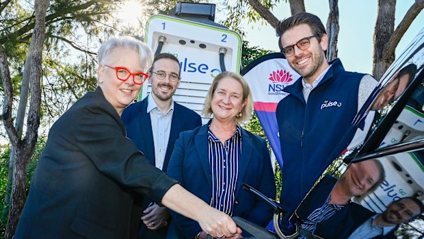 Climate Change and Energy Minister Penny Sharpe joined Sutherland Shire Mayor Jack Boyd, Heathcote MP Maryanne Stuart and BP Pulse general manager Antoine Denis to announce hundreds of new fast chargers for electric vehicles.