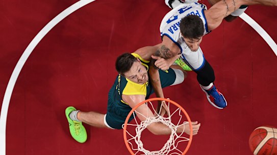 Australia’s Matthew Dellavedova (8) and Italy’s Achille Polonara (33) battle for a rebound.
