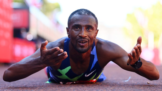 Ethiopian runner allowed to run, win London marathon but barred from podium