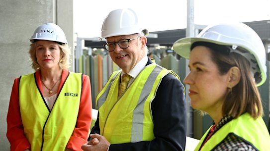 Prime Minister Anthony Albanese, Federal Minister for Housing Clare O’Neil and Federal Member for Jagajaga Kate Thwaites tour a Housing Australia Future Fund building site at Rosanna in Melbourne, Tuesday, August 12, 2025. (AAP Image/Joel Carrett) NO ARCHIVING AFR