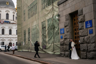 新婚夫婦於 2 月 22 日在烏克蘭哈爾科夫拍照。 