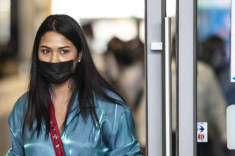 아부 다비에서 온 승객이 여행 모델의 일부로 푸켓으로가는 첫 번째 항공편에 도착합니다. 