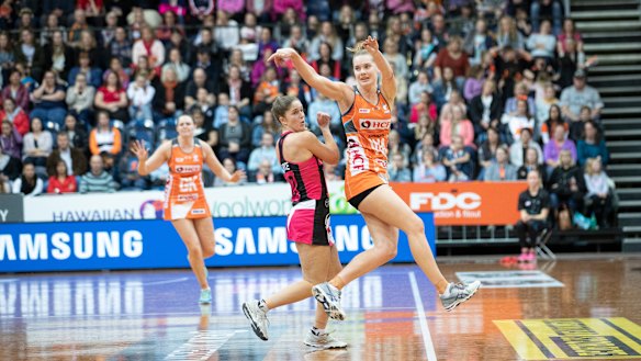 Thunderbirds' Kaitlyn Bryce and Giants' Kiera Austin. 