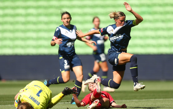 Victory’s Casey Dumont blocks a shot at goal from Fiona Worts.