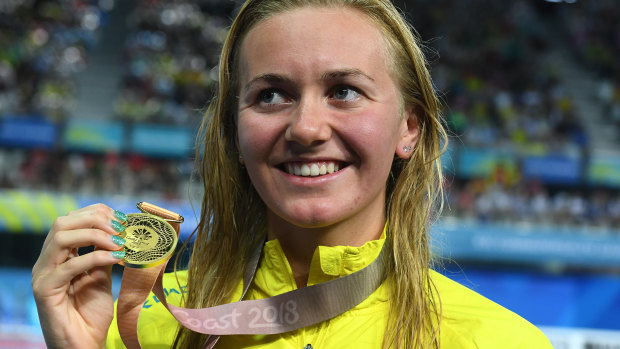 Ariarne Titmus with her gold medal.
