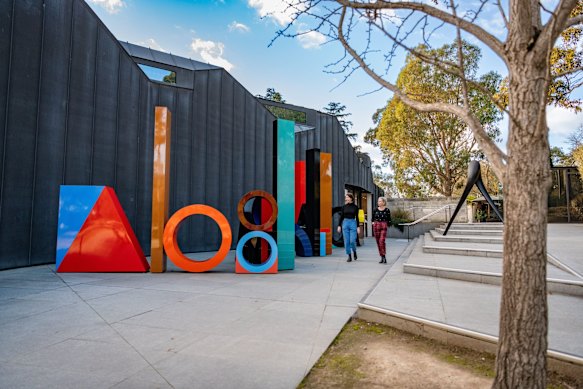 Esculturas luminosas ao ar livre no Museu de Arte Moderna de Heide.