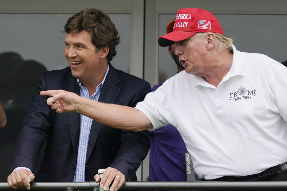Tucker Carlson ve Donald Trump, Temmuz 2022'de New Jersey'de bir LIV golf etkinliğini izliyor.