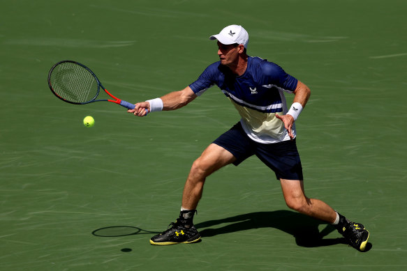 Andy Murray returns the ball to Francisco Cerundolo.