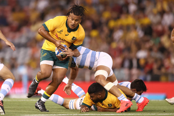 Brandon Paenga-Amosa carrying the ball against Argentina in 2020.