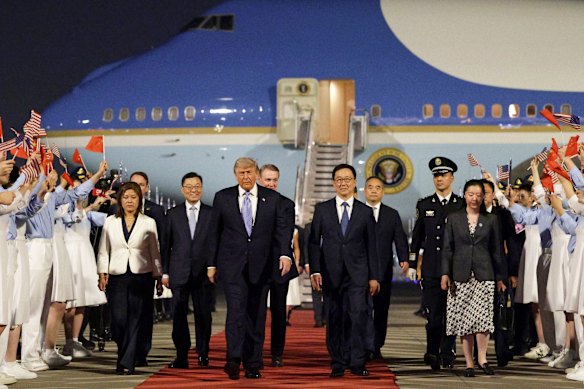 Donald Trump è stato accolto all'aeroporto di Pechino dal vice ministro esecutivo degli Affari esteri cinese, Ma Zhaoxu.