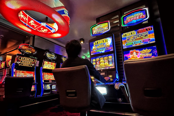 Cashless gaming cards could become an election issue for the Coalition and Labor.