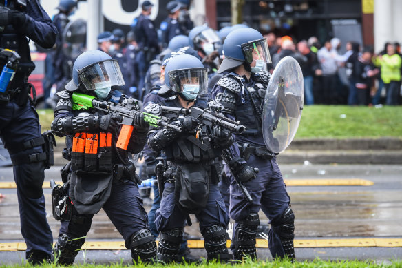 Riot police move in to co<em></em>ntrol a violent protest in the Melbourne CBD in September 2021.