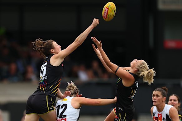 Sarah Hosking marks the ball under pressure from Collingwood’s Georgia Knight.