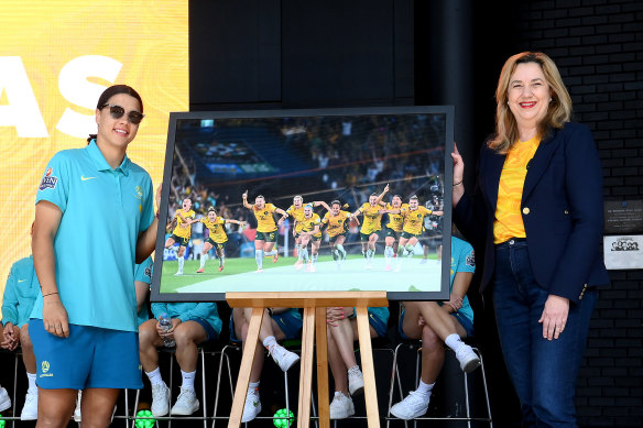 Matildas captain Sam Kerr and Queensland Premier Annastacia Palaszczuk with the photograph the statue is to be based on.