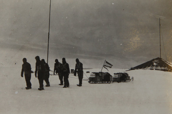 A photograph by Frank Hurley of the Australian Antarctic expedition 1911-14.