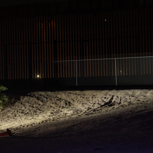 Başlık 42'nin süresinin dolmasından kısa bir süre sonra Teksas'taki sınır duvarının bir kısmı sakinliğini koruyor.