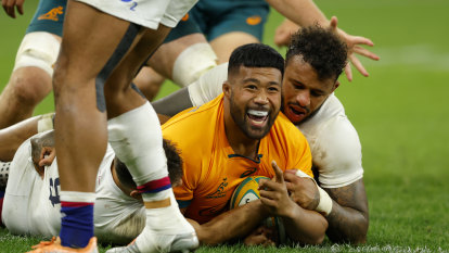 Test rugby action as it happened: Wallabies defeat England 30-28 after red card and Quade Cooper injury drama