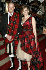 Designer Alexander McQueen poses with Sarah Jessica Parker during arrivals at the 2006 Met Gala, which celebrated Anglomania: Tradition and Transgression in British Fashion.