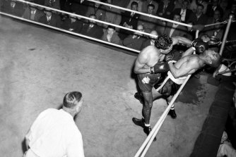 Dave Sands knocks out Henry Brimm at Sydney Stadium in 1950. He was ranked number two for Jake LaMotta’s world middleweight title at the time of his death.