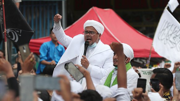 Islamic cleric and the leader of Islamic Defenders Front Rizieq Shihab (center) speaks to his followers in Jakarta upon arrival from Saudi Arabia in November 2020.