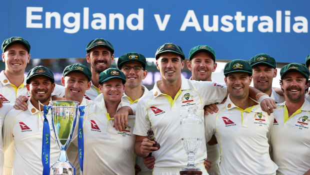 Australia’s men’s team with the Ashes trophy in 2023.