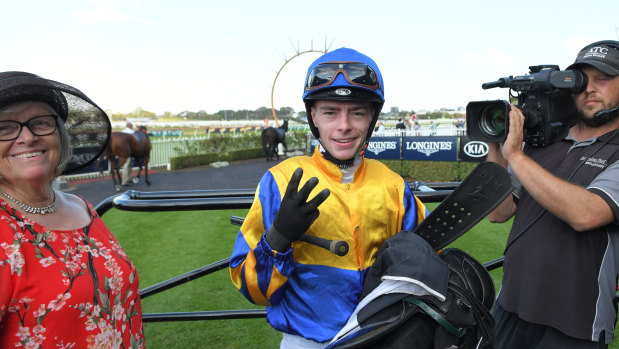 Count 'em: Robbie Dolan  signals his success after returning to scale on Strome.