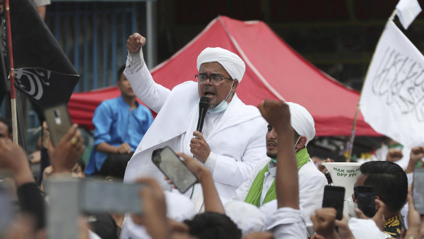 Islamic cleric and the leader of Islamic Defenders Front Rizieq Shihab (center) speaks to his followers in Jakarta upon arrival from Saudi Arabia in November 2020.