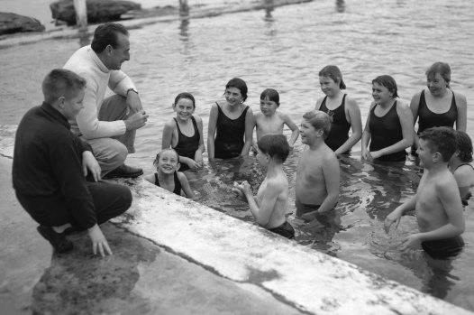 Frank O’Neill addresses students at his swim school at Fairlight, 1957.