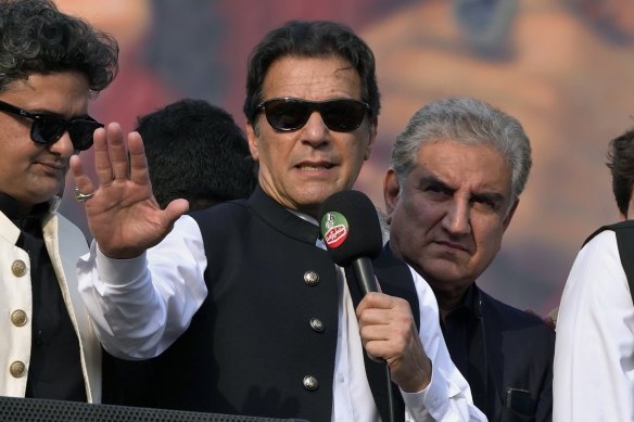 Pakistan'ın eski başbakanı Imran Khan, merkez, geçen Cuma günü Pakistan'ın Lahor kentinde düzenlenen bir mitingde.
