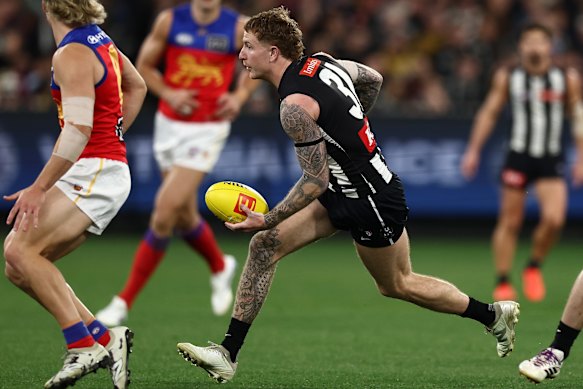Beau McCreery dishes off a handball.