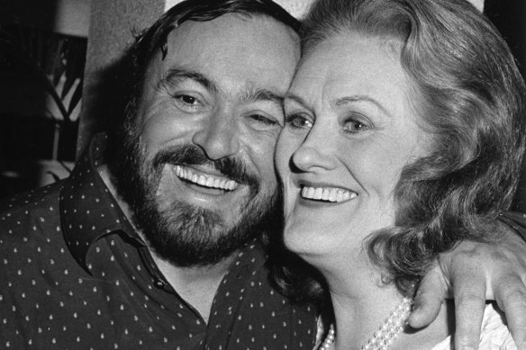 Luciano Pavarotti and Dame Joan Sutherland at the Regent Hotel (Sydney, 1983).