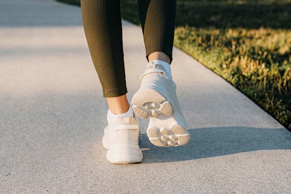 Optimum health benefits reach a peak at 7000 steps before levelling out.