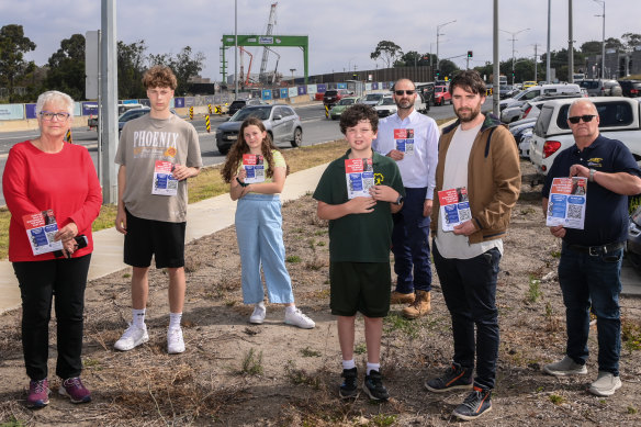 Stop the Split volunteers want the government to build a 350-metre “lid” over the North East Link in Watsonia. 