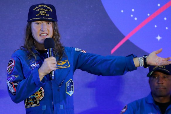 La specialista di missione Christina Koch parla al pubblico all'evento di ritorno a casa della NASA.