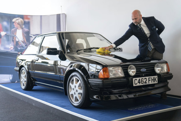 Silverstone Auctions’ classic car specialist Arwel Richards polishes the 1985 Ford Escort RS Turbo.