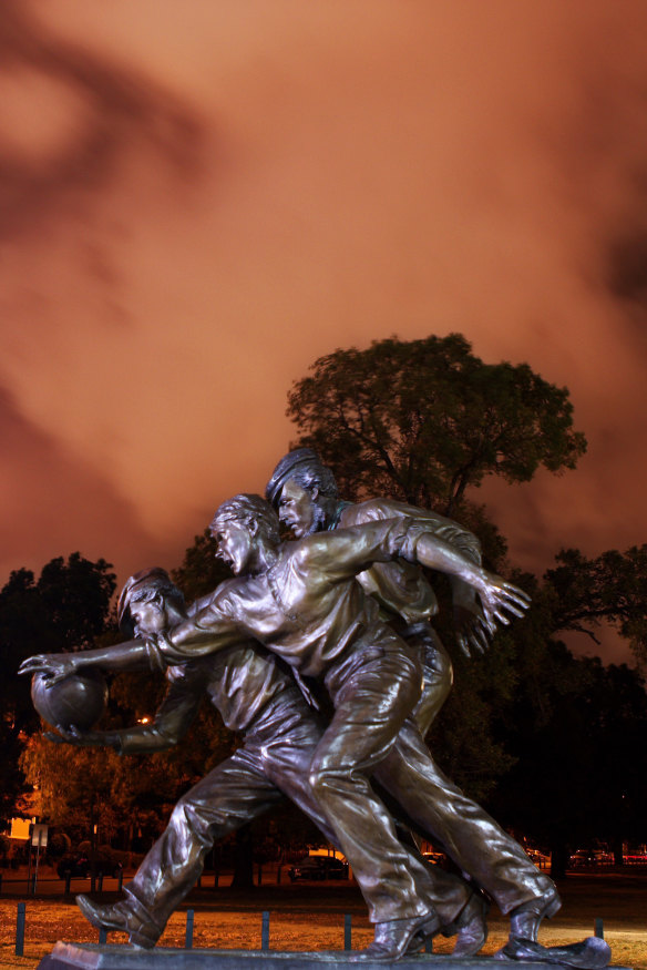 A statue depicting the first game of Australian rules football. Tom Wills is on the right in the cap.