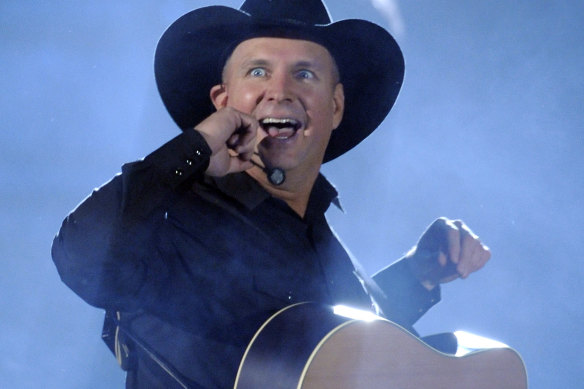 Country singer Garth Brooks performs during a charity concert, Friday, Jan. 25, 2008, in Los Angeles, to benefit  the Southern California 2008 Fire Intervention Relief Effort (F.I.R.E).