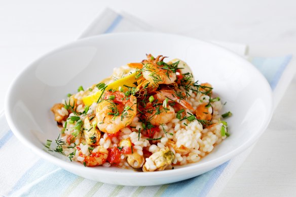 O arroz de Natal com camarão de uma só panela vem em socorro.