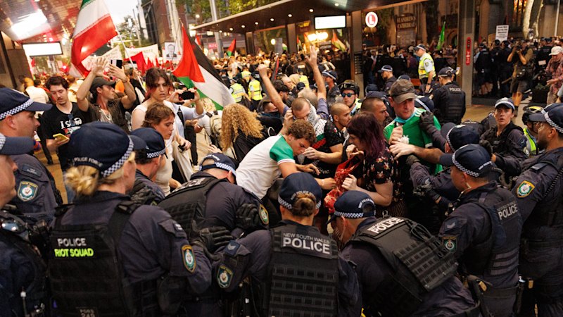 Police defend actions after violent clashes with Herzog protesters in Sydney