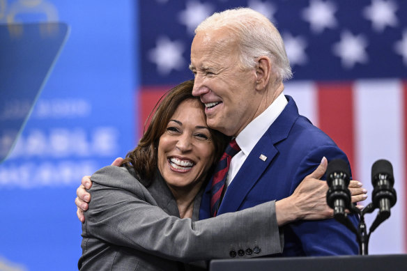 On paper, the US economy is leading the world, but voters want more. Vice President Kamala Harris and President Joe Biden, who hopes she’ll take his place.