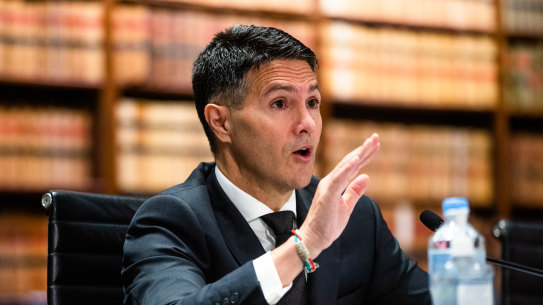 NSW Customer Service Minister Victor Dominello says the gambling industry should be in charge of developing a cashless poker machine card, not government. 