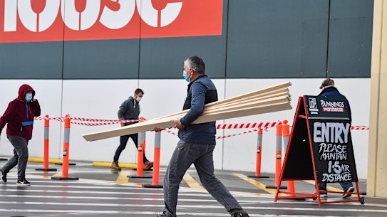Bunnings Mentone before stage 4 lockdown starts. COVID-19 Coronavirus Pandemic. 4th August 2020 The Age News Picture by JOE ARMAO