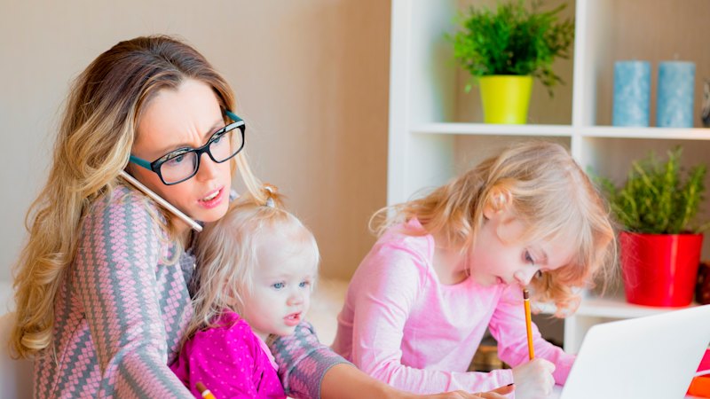 Delovni starši se znajdejo v nemogočem položaju, pri čemer so ženske najbolj prizadete