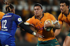 Len Ikitau of the Wallabies runs the ball.