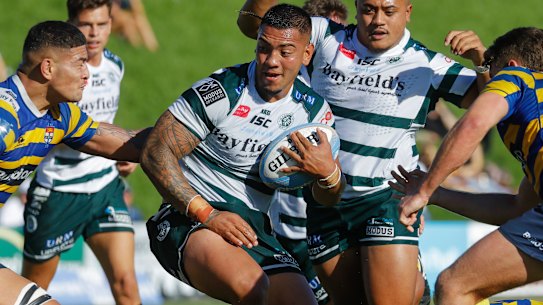 Wes Thomas carrying the ball for Warringah.