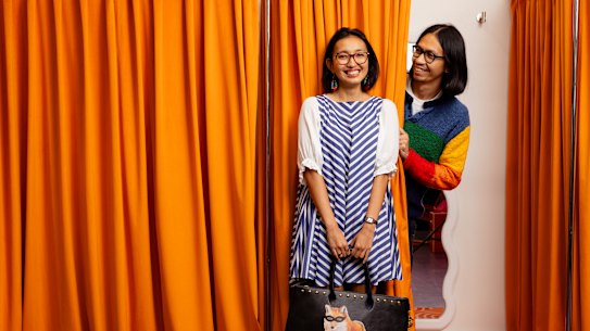 Alifa Putri (left) admired Adi Nagara in 2015 while watching him cut mangoes in Jakarta.