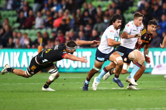 Charlie Gamble sets up Alex Newsome for a try in the Super Round clash against the Chiefs.